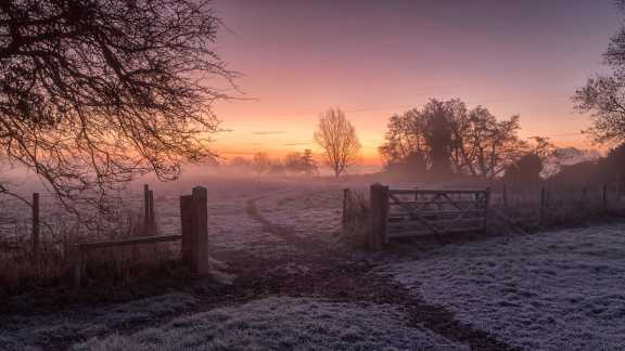 Amanecer de invierno en Dedham, Colchester, Inglaterra
