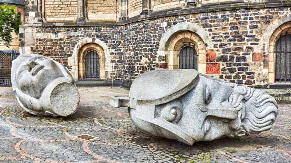 Köpfe des Heiligen Cassius und Florentius vor dem Bonner Münster, Bonn