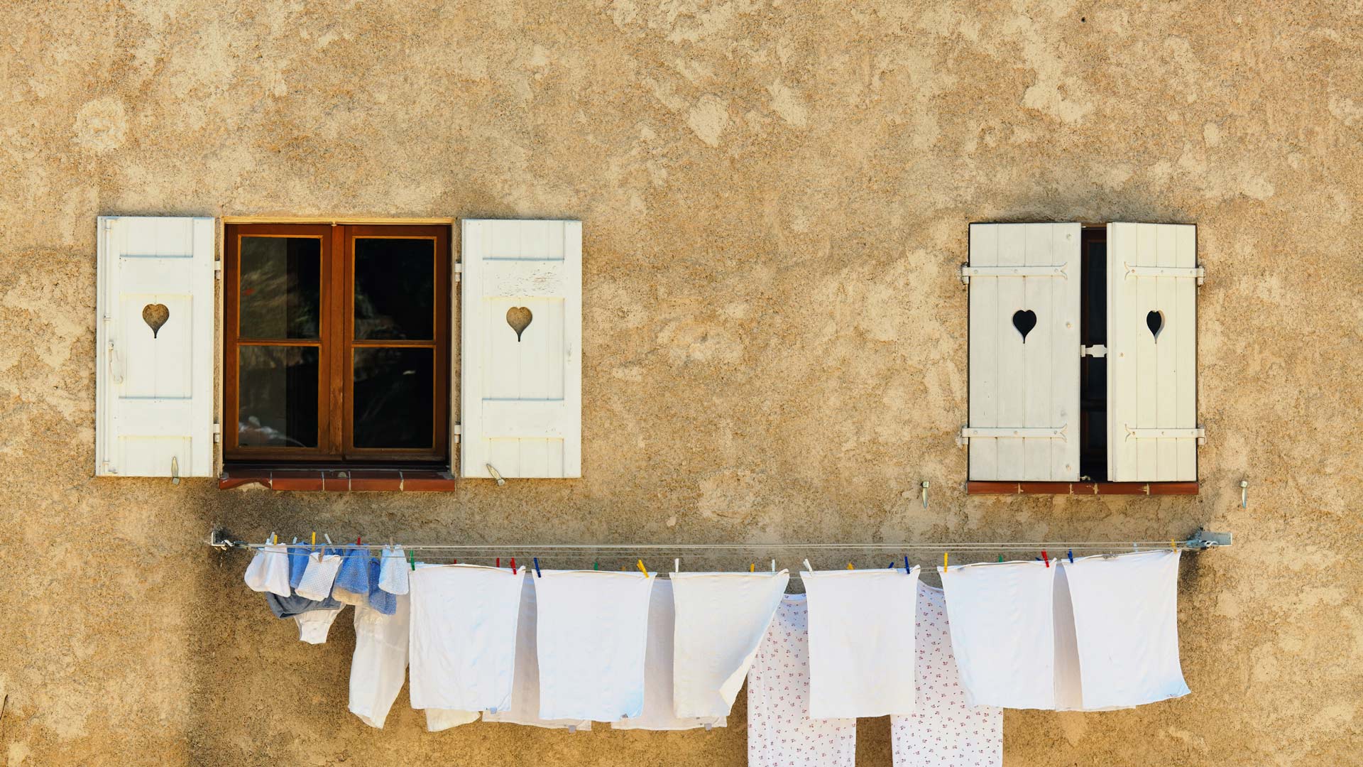 Linge aux fen&ecirc;tres d&rsquo;une maison, Provence-Alpes-C&ocirc;tes dAzur