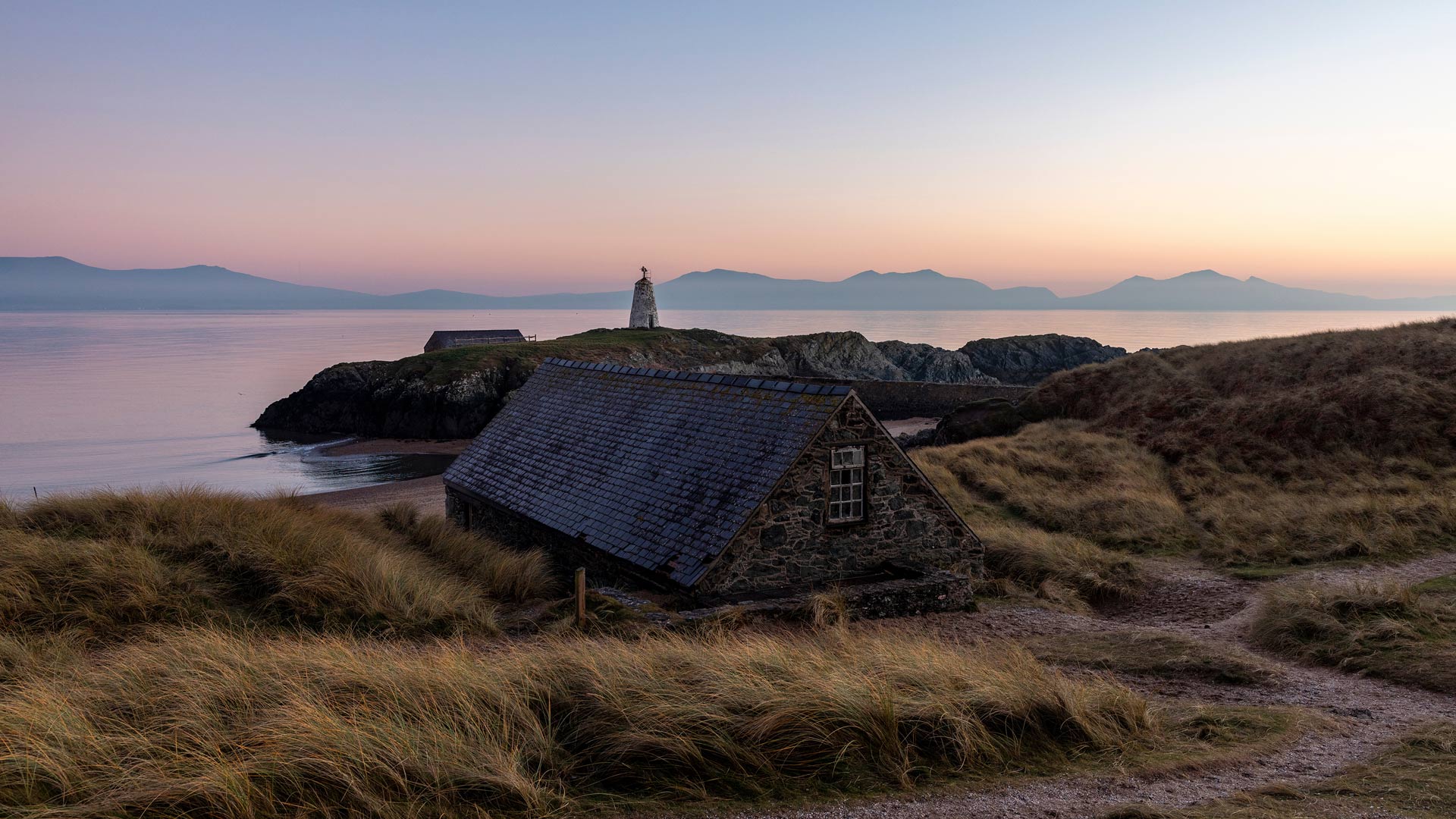 Bing image: Cottage and Tŵr Mawr lighthouse, Ynys Llanddwyn, Wales ...