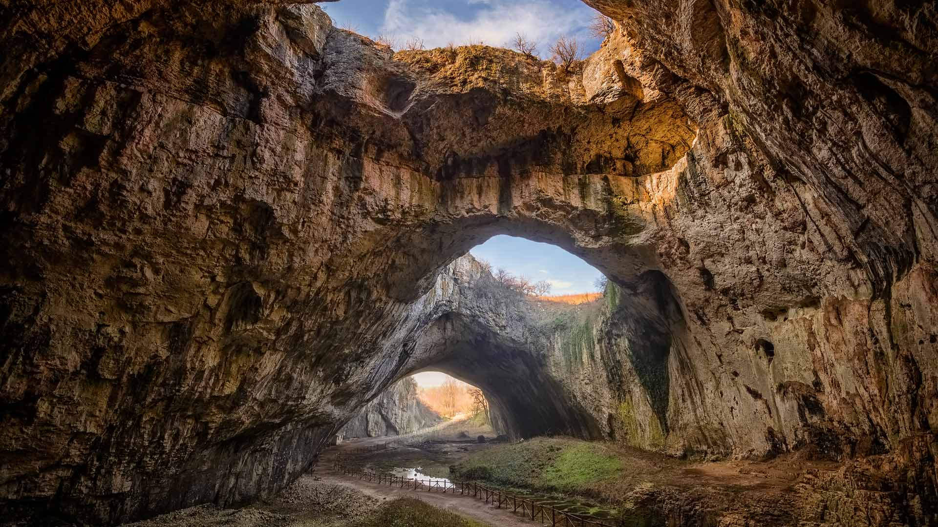 巨大な天然洞窟