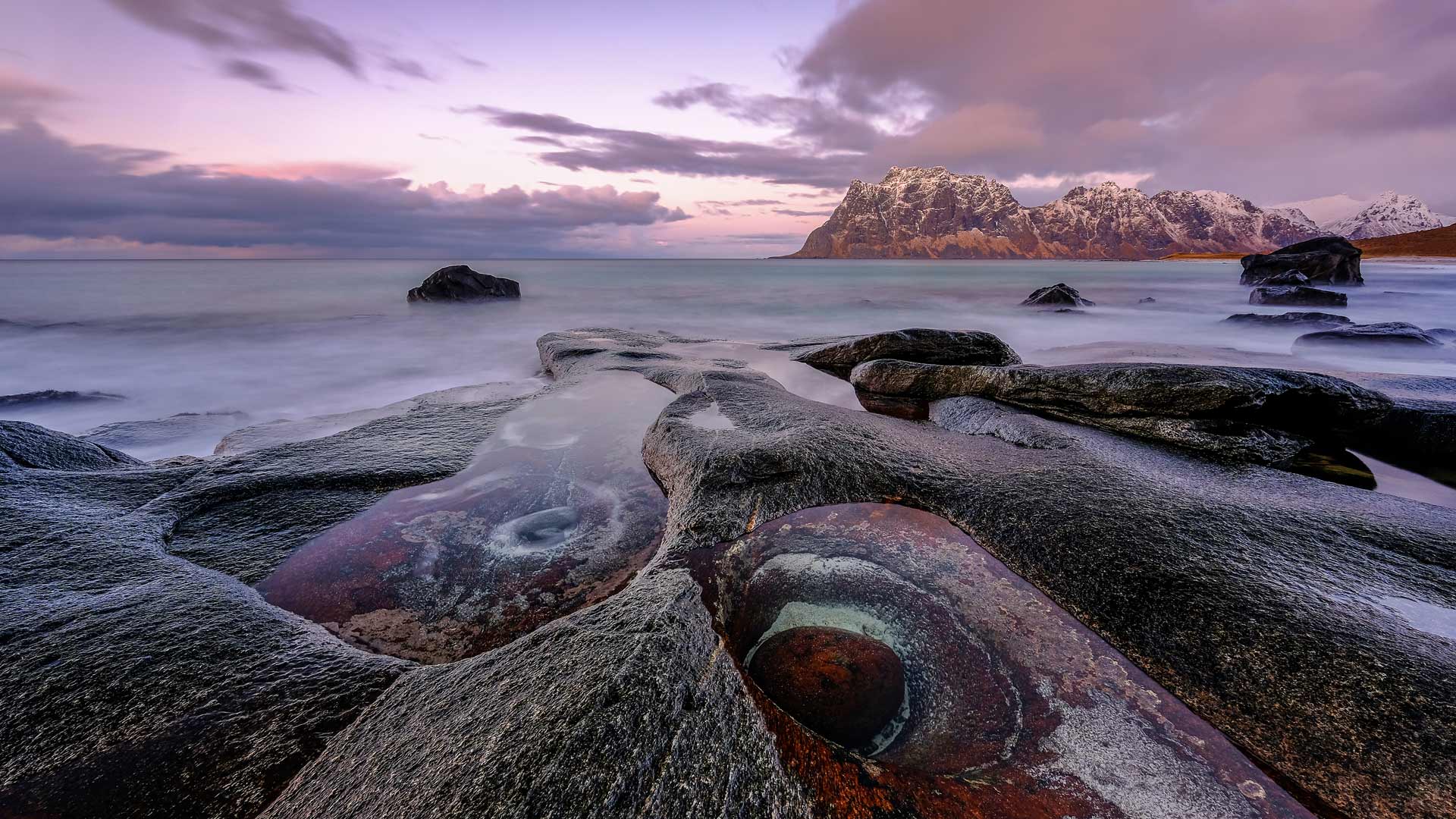 &ldquo;Ojo del Drag&oacute;n&rdquo;, playa de Uttakleiv, Noruega