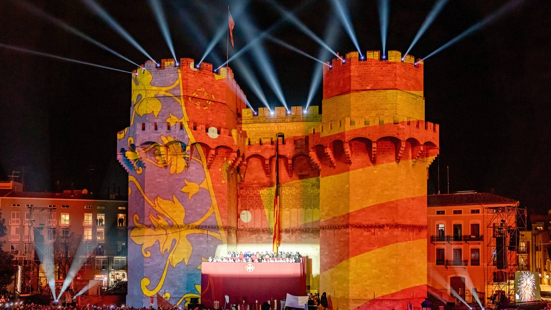 Vista de las Torres de Serranos durante La Crida de las Fallas, Valencia