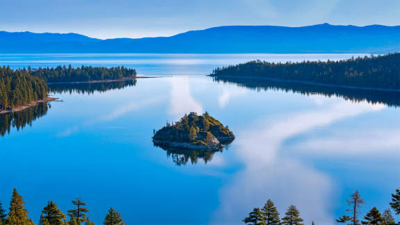 Un’isola in mezzo a un lago