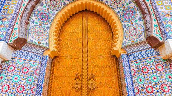 Porte d&eacute;cor&eacute;e du Palais Royal de F&egrave;s, Maroc