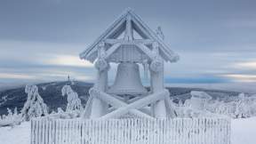 雪に覆われる平和の鐘