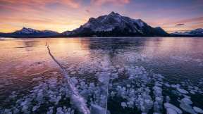 氷の泡に覆われた湖