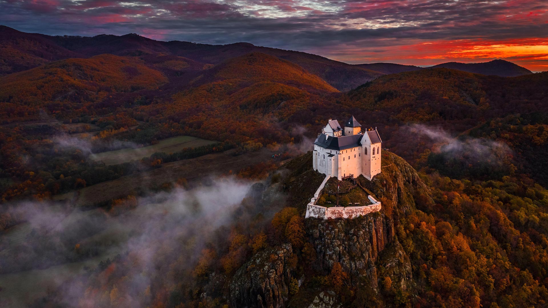 Castillo de Füzér en las montañas de Zemplén, Hungría