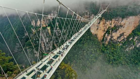 中国の世界一高くて長いガラス橋
