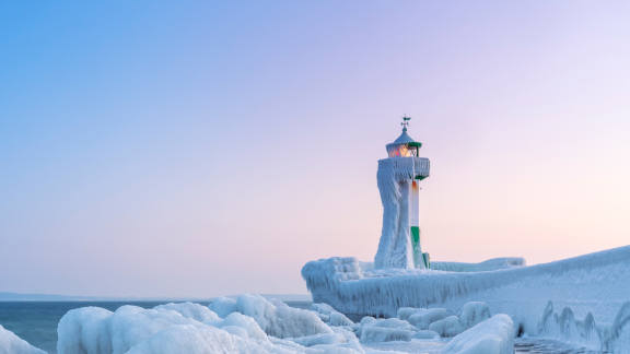 Torre de neve brilhante