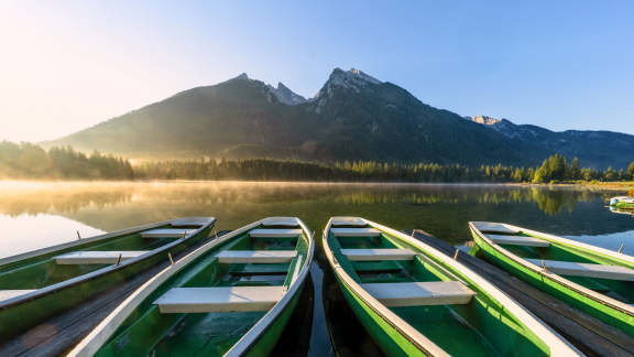 Boote, Berge und Bäume