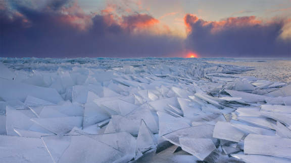 エストニア 湖上にひしめく氷の波