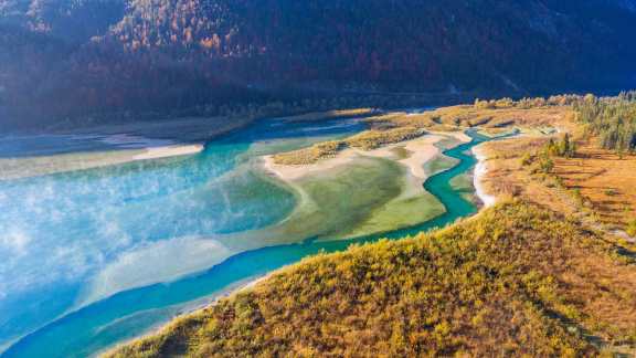 Glasklares Wasser mündet in einen Stausee