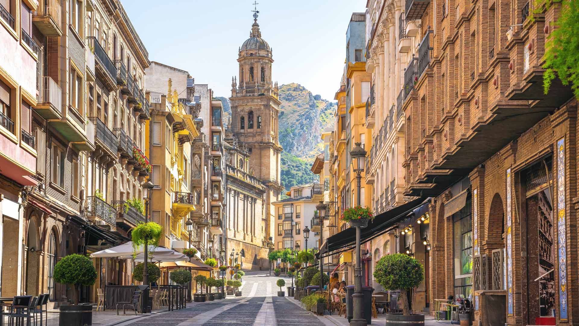 Calle Bernabé Soriano y Catedral de Jaén, España