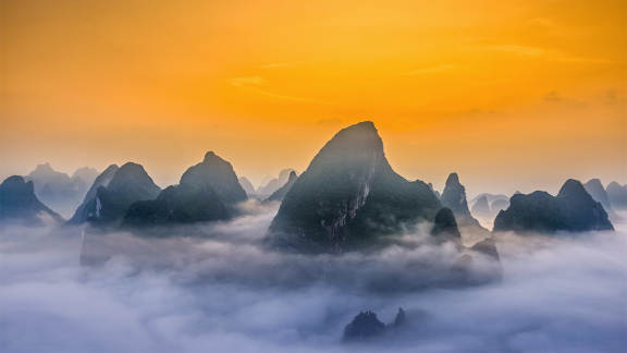 Montagne avvolte dalla nebbia