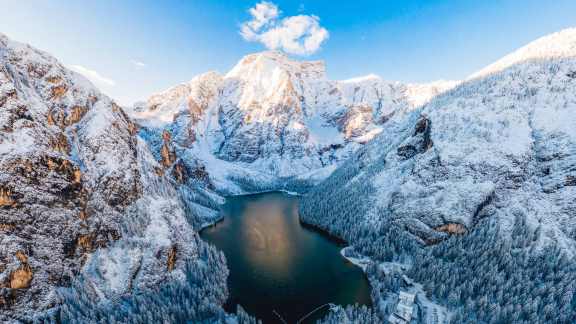 Der Pragser Wildsee in den Dolomiten, Italien