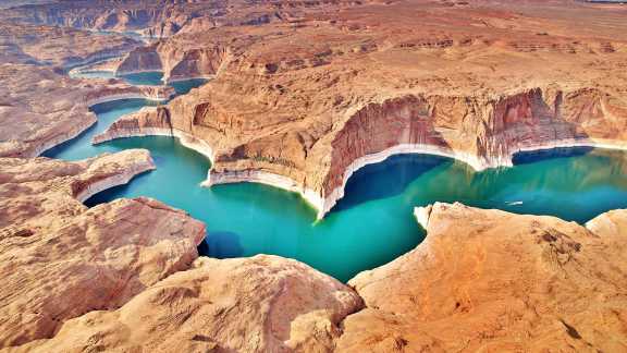 Il lago Powell, costruito dalluomo e ricco di meandri