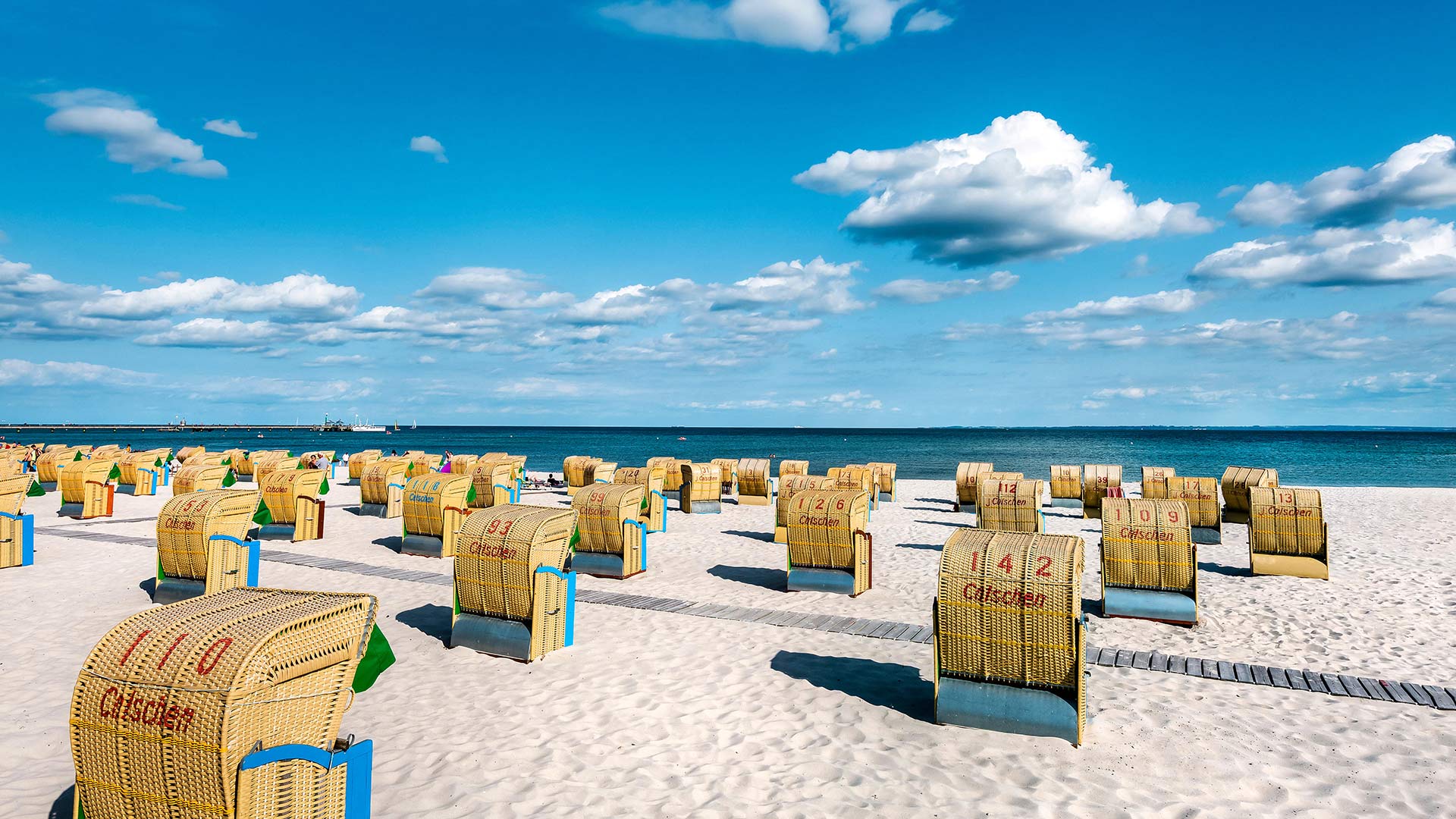 Strandk&ouml;rbe am Ostseestrand von Gr&ouml;mitz, Schleswig‑Holstein