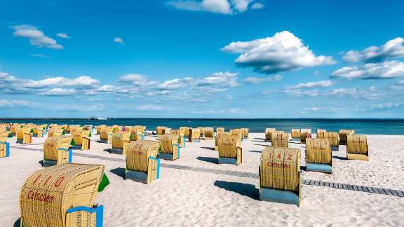 Strandk&ouml;rbe am Ostseestrand von Gr&ouml;mitz, Schleswig‑Holstein