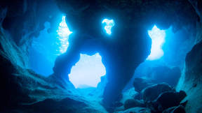 沖縄、宮古島の海底洞窟