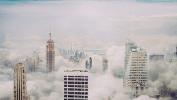 云雾缭绕的纽约市