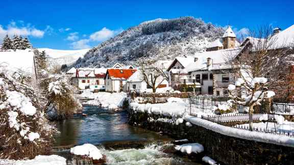 Ochagav&iacute;a cubierta de nieve, Navarra, Espa&ntilde;a