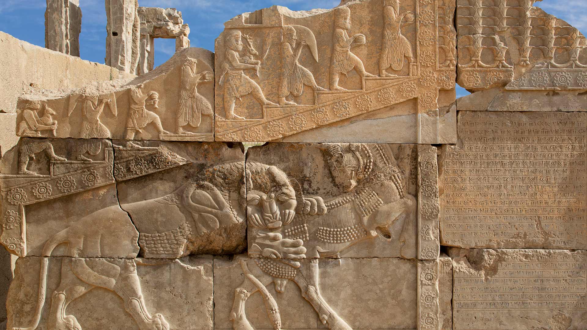Grabados en la antigua ciudad persa de Persépolis, Irán