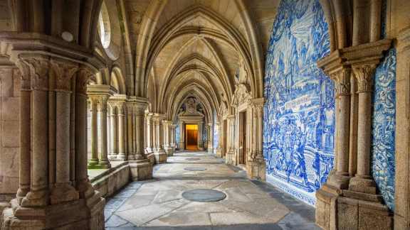 Teintes bleues et scènes sur céramique de Porto