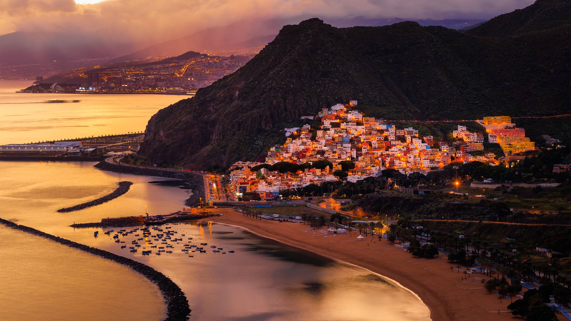 Vista del atardecer de San Andr&eacute;s y Playa de Las Teresitas, Tenerife