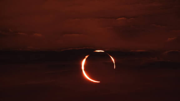 Eclipse solar anular "Anillo de fuego", Doha, Catar
