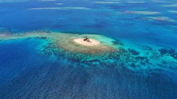 Une île dun bleu magnifique