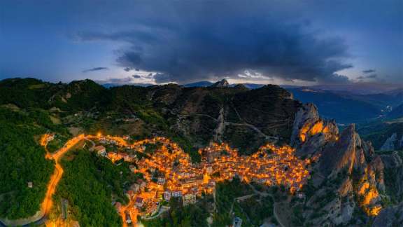 Una città scintillante in cima a una collina