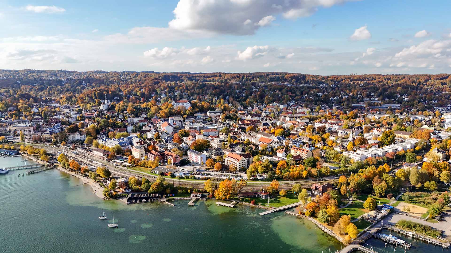 Luftaufnahme des Starnberger Sees im Herbst, Bayern