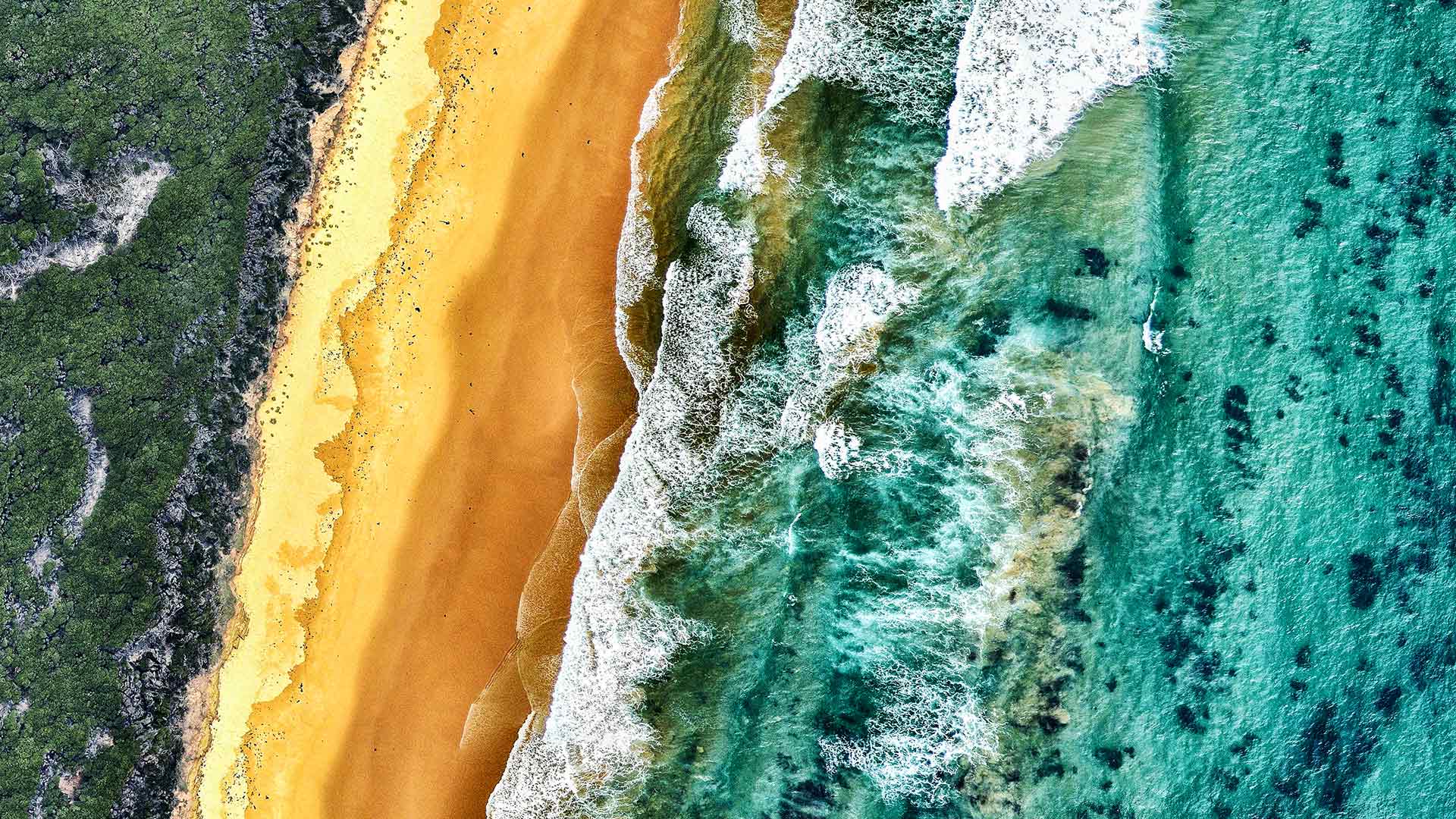 Luftaufnahme von Land und Meer, Victoria, Australien