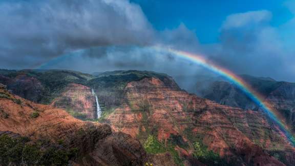 ワイメア渓谷とワイポオ滝にかかる虹