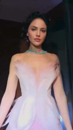 MetGala Red Carpet. Eiza González. short MP4 video