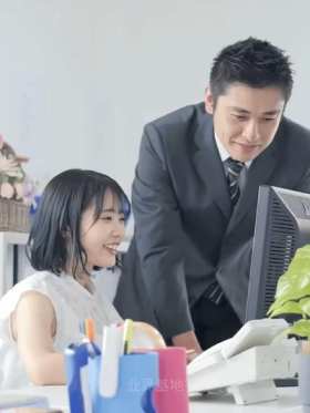 The new female colleague covered her mouth shyly and smiled short MP4 video