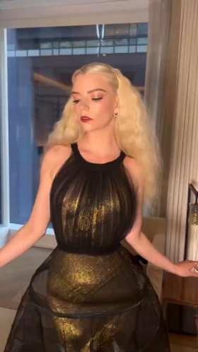 Anya Taylor Joy’s retro dress and slim waist short MP4 video