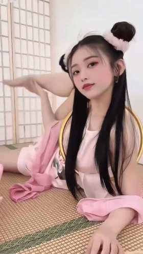 Which anime character is this cosplay of? short MP4 video