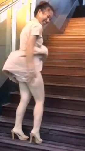 The strong wind lifted the skirt short MP4 video