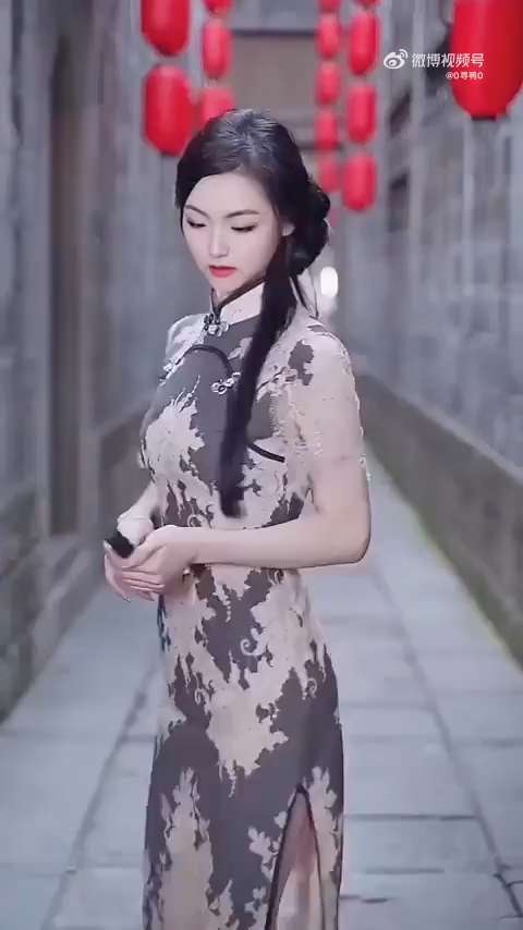 The classic Chinese beauty in cheongsam