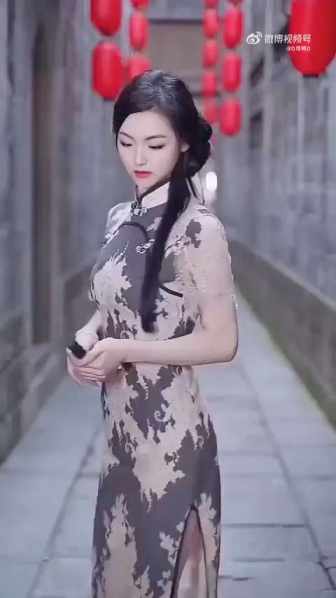 The classic Chinese beauty in cheongsam short MP4 video