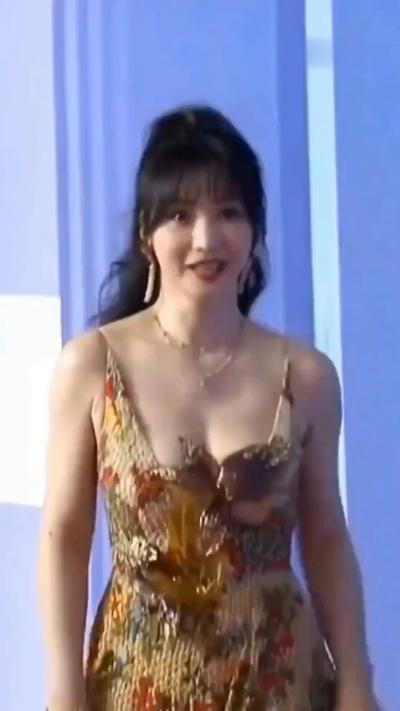 Sexy female star Liu Yan’s multiple dresses