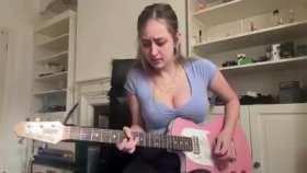Girls who play musical instruments are very attractive short MP4 video