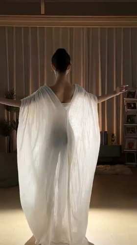 Dancing in a gauze skirt, the body is looming short MP4 video
