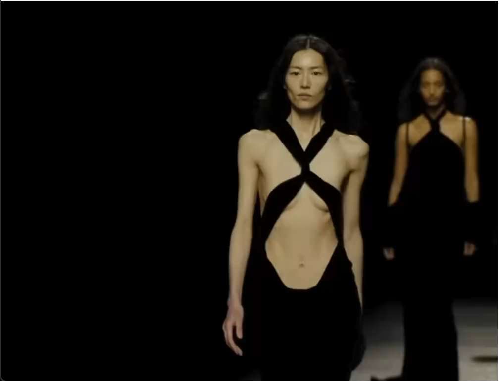 China model Liu Wen  walks on the stage short MP4 video