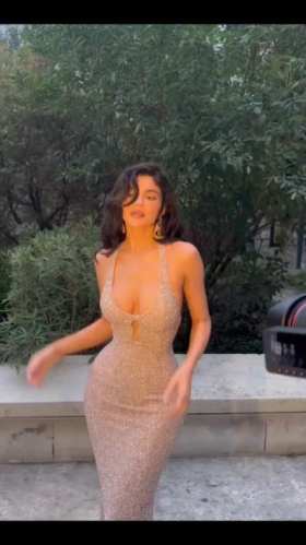 Kylie Jenner’s sexy sparkling diamond evening dress short MP4 video