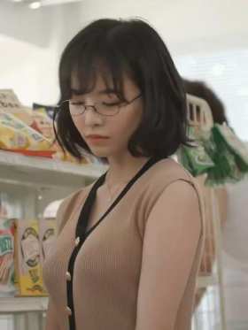A short haired Japanese actress wearing glasses short MP4 video