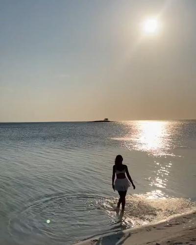 Ana de Armas, on the beach in Cuba