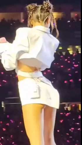 Lisa's back on stage short MP4 video